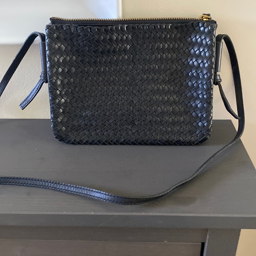 Knotted Crossbody in Woven Leather. Gently used.